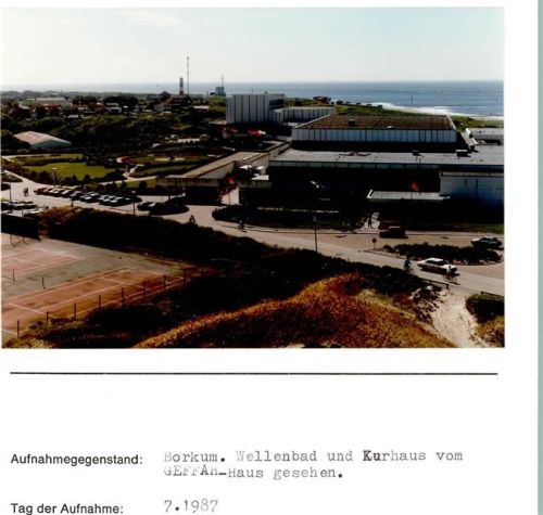 Borkum Wellenbad und Kurhaus vom GEFFAH-Haus gesehen Leuchtturm Tennisplatz Foto montiert auf Karton