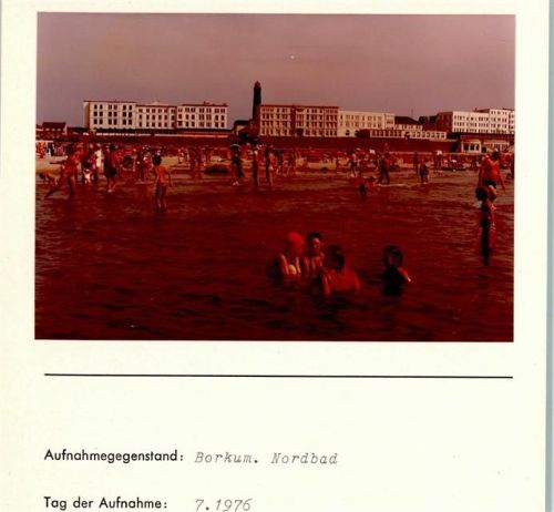 Borkum Nordbad mit Leuchtturm Foto montiert auf Karton