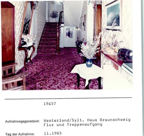 Westerland Haus Braunschweig Innenaufnahme Flur und Treppenaufgang Foto montiert auf Karton