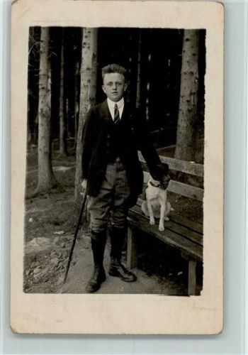 Mann mit Hund im Wald