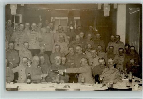 WK I Soldaten feiern mit Bier und Wein AK Soldatenleben Foto AK