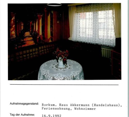 Borkum Haus Akkermann Handelshaus Fereinwohnung Innenaufnahme Wohnzimmer Foto montiert auf Karton