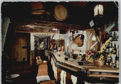 Saalbach Die originelle Kuhstallbar Alpenhotel Innenaufnahme