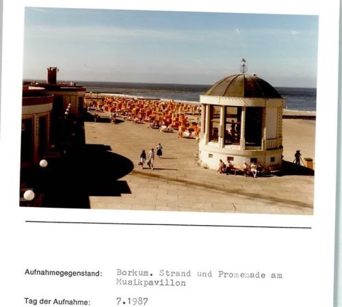 Borkum Strand und Promenade am Musikpavillon Foto montiert auf Karton