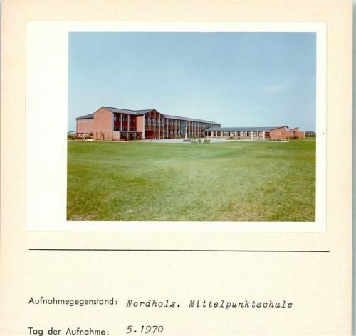 27637 W2859 Spieka-Neufeld FOTO KEINE AK Mittelpunktschule Foto montiert auf Karton