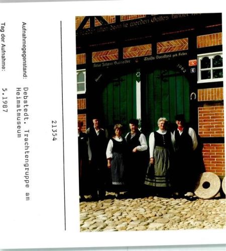 Debstedt Trachtengruppe am Heimatmuseum Foto montiert auf Karton