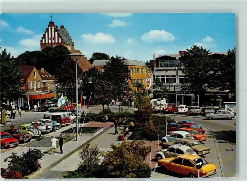 Heiligenhafen Marktplatz Fahnen Autos