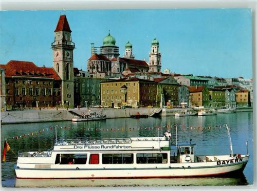 Passau Rathausplatz mit Anlegestelle der Drei-Flüsse-Rundfahrten Personenschiff BAyern