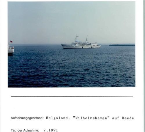 Helgoland Schiff Wilhelmshaven auf Reede Foto montiert auf Karton