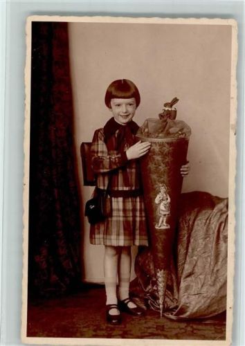 1930 Mädchen mit einer großen Schultüte und Brottasche AK