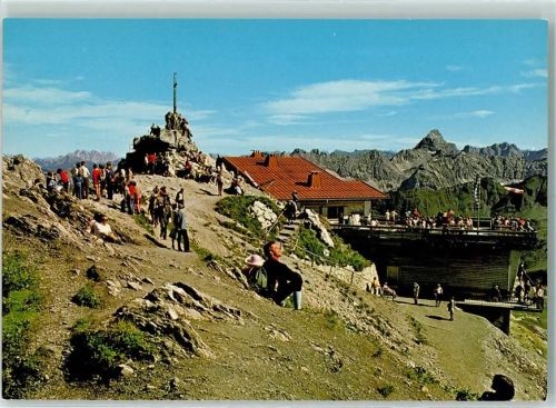 Nebelhorn Gipfelhütte Nebelhorn-Gipfelhütte mit Gipfel Blick auf Zugspitze und Hochvogel Rückseite mit Abschürfungen bzw Kleberesten