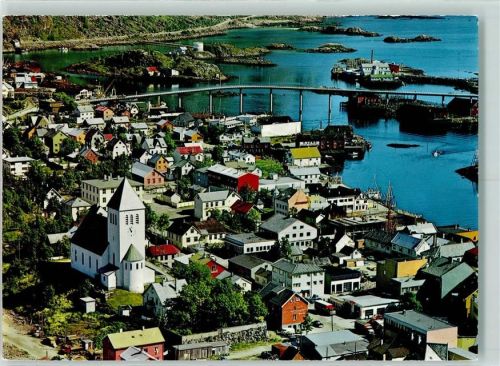 Svolvaer Parti fra byen med kirken og broen