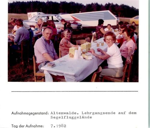 Altenwalde Segelflugplatz Lehrgangsende auf dem Segelfluggelände Foto montiert auf Karton