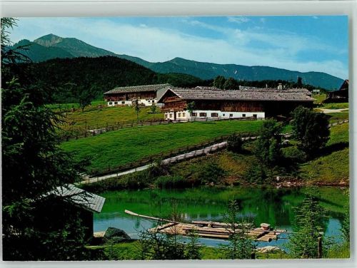 Großweil Freilichtmuseum des Bezirks Oberbayern an der Glentleiten Blick über den Weiher mit Loisachfloß auf den Kramer- und Hodererhof
