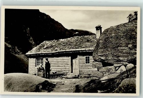Alte Norweger vor ihrer Hütte