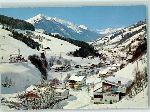 Saalbach Straße nach Hinterglemm mit Hallenbad und Zwölferkogel Winter