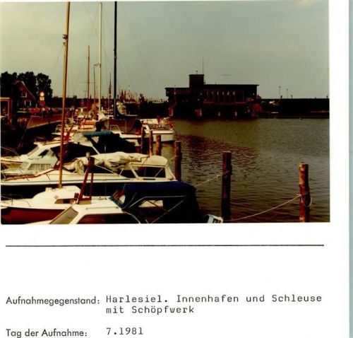 Harlesiel Innenhafen und Schleuse mit Schöpfwerk Foto montiert auf Karton