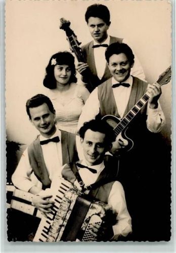 Gruppe mit Akkordeon und Gitarre