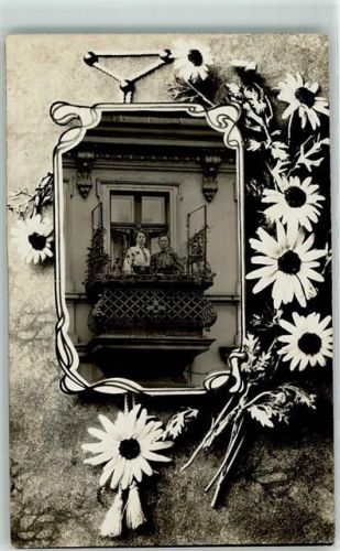 1912 Frau steht auf dem Balkon