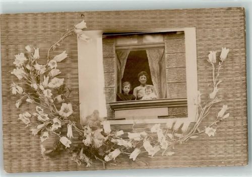 Familie schaut aus dem Fenster
