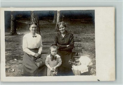 1918 Privatfoto AK Puppenwagen mit einer Puppe