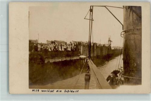 Minensuchboot M 79 verlässt die Schleuse