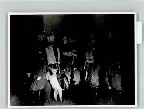 Piloten bei Nacht mit Hund