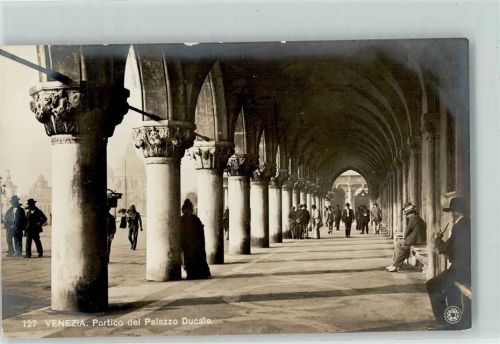 Venezia Portico del Palazzo Ducale