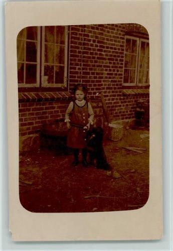 Mädchen auf dem Bauernhof mit ihrem Hund ca 1920 Foto AK