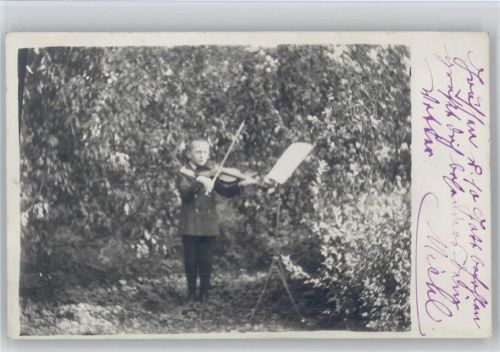 privat Foto AK Kind Stht im Garten und spielt Geige Foto ca 1915 AK