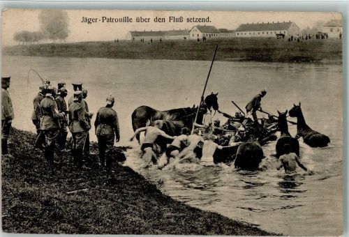 Jäger Patrouille über den Fluß setzend - Pferde mit Boot voran