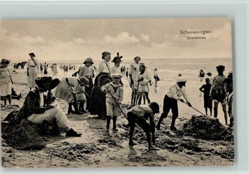 1916 Scheveningen - es werden Löcher gebuddelt, Erwachsene schauen zu, Kinder spielen