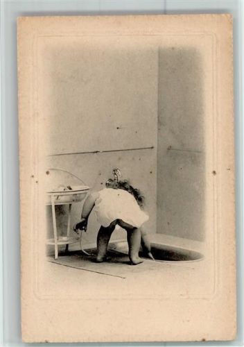Serie 1832 - nacktes Kind will in der Badewanne baden 1900 Fotografie AK