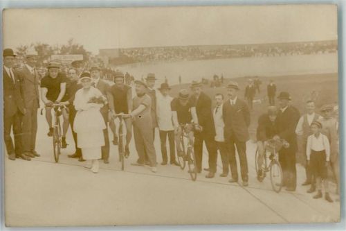 Vor dem Startschuß, Fahrräder werden gehalten Foto ca 1915 AK