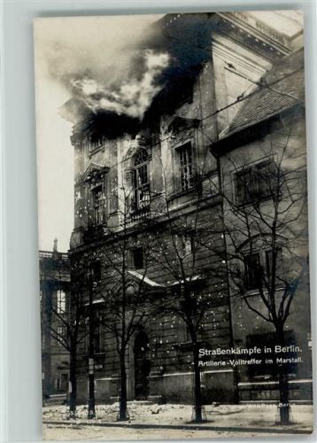 Straßenkämpfe in Berlin - Artillerie Volltreffer im Marstall Nr. 4 AK
