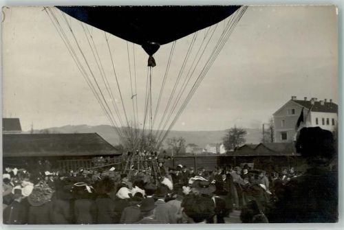 Frau im Ballonkorb ca 1930
