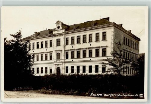 Nyrsko Bürgerschulgebäude Uhr