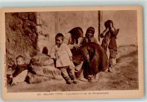 1918 Photo Miehlmann, Hamburg Nr. 901 Balkan Typen - Zigeunerfamilie Morgenwäsche AK