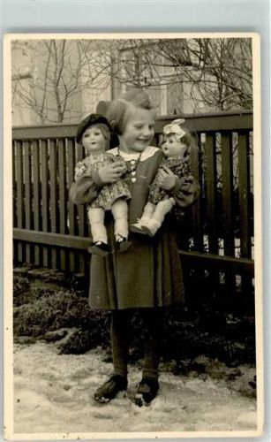 Mädchen mit zwei Puppen im Arm