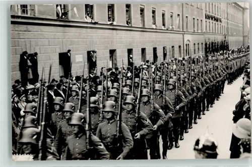 Parade der Wehrmacht mit Karabiner K 98 mit aufgepflanztem Bajonett