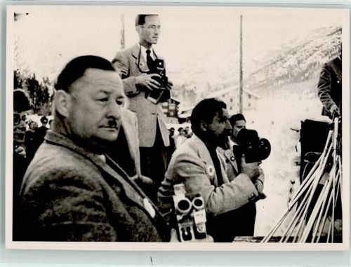 Reporter mit Film- und Fotokameras vor Rednertribüne