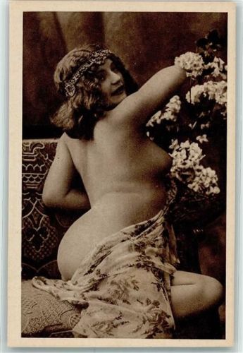 Halbnackte Frau in Pose AK Erotik 1925