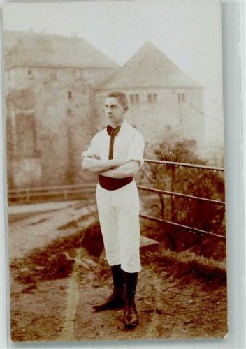 Portrait eines jungen Mannes im weißen Turndress