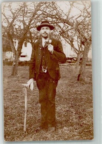 1916 Junger fahrender Geselle mit Pfeife und Axt im Garten