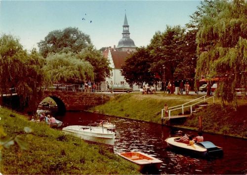Friedrichstadt Treetboote in der Gracht, Brücke, Promenade