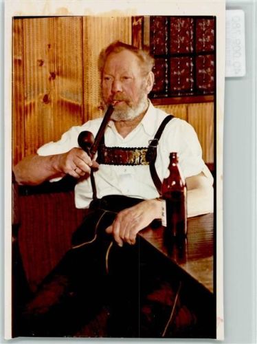 Missen-Wilhams Sennstube Innenaufnahme Pfeife rauchender Mann in Tracht
