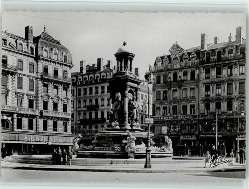 Lyon Hotel und Place des Jacobins und Jungen am Brunnen
