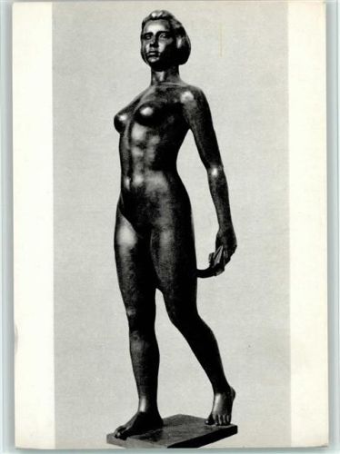Nackte Frau als Statue