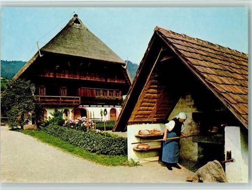 Gutach Schwarzwälder Freilichtmuseum Lorenzenhof Backhaus Frau backt Brot
