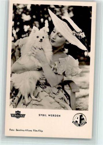 Sybil Werden mit Spitz auf dem Arm